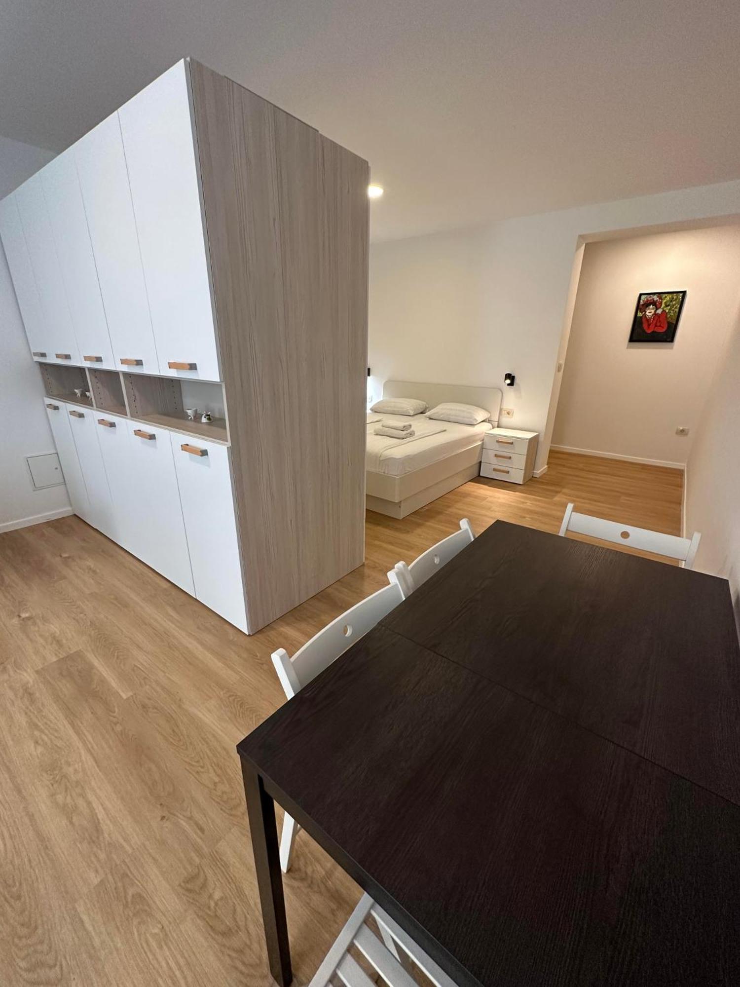 Apartments Tito & Robin Koper Bagian luar foto